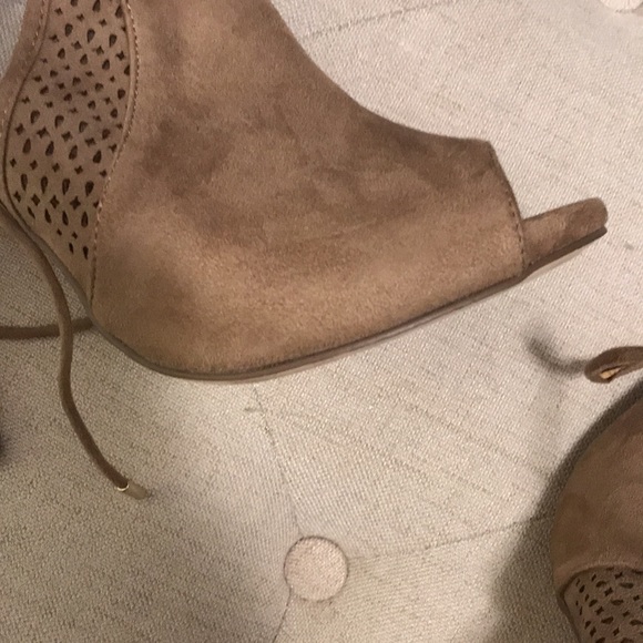 Sexy ankle tie heel in suede. GUC - Picture 7 of 9